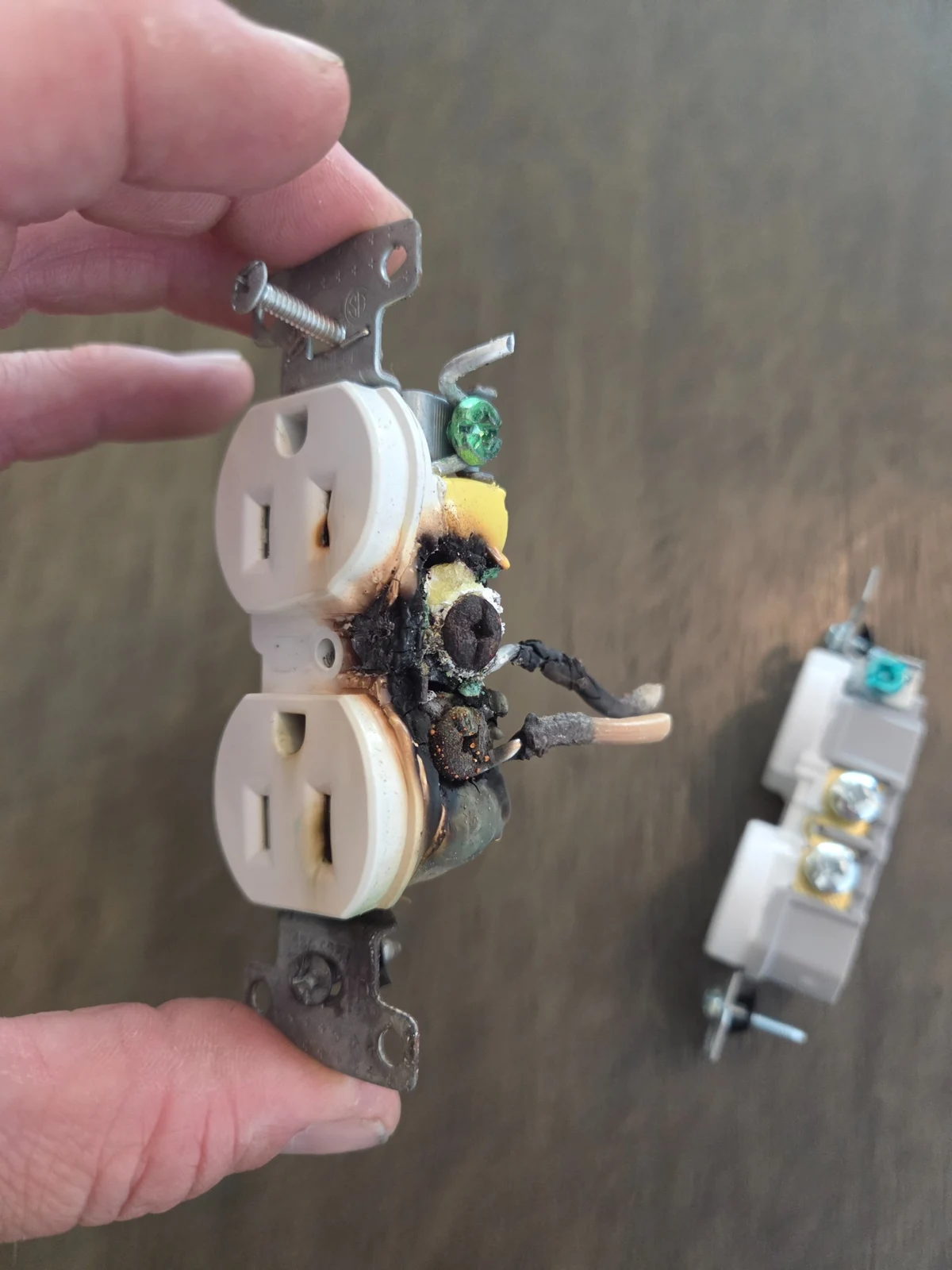 Failing electrical connection documented by William